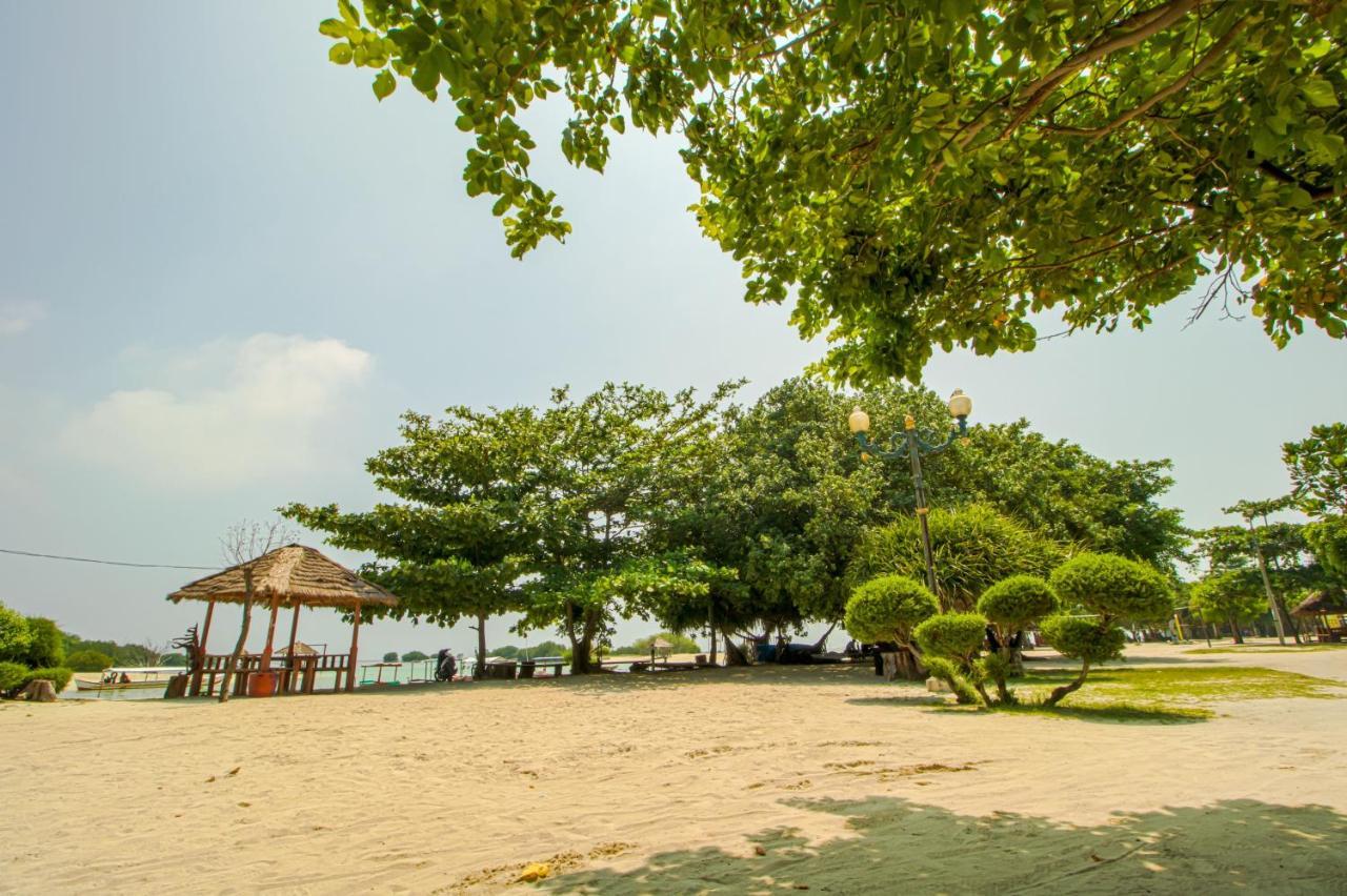 Guerilla Dive Lodge Pulau Pari Jacarta Exterior foto